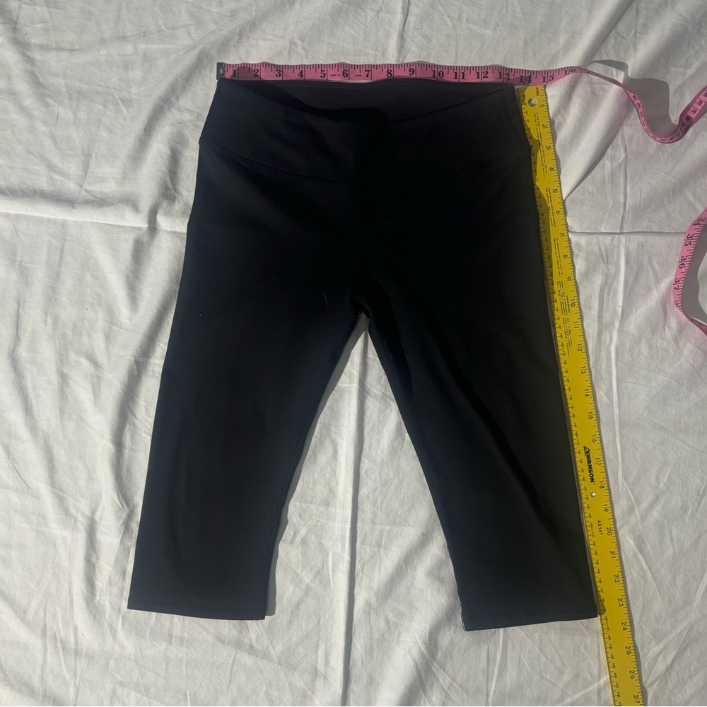 Fabletics Women’s Black PowerHold Mid-Rise Crop Legging Size Small